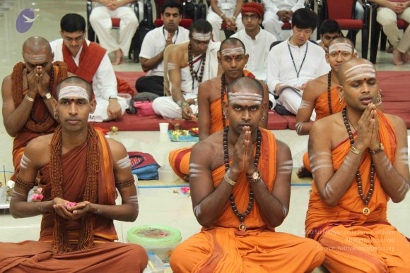 04-Paduka-Puja-Crowd-Individuals_Photo_1040_IMG_4895_CMP_WM