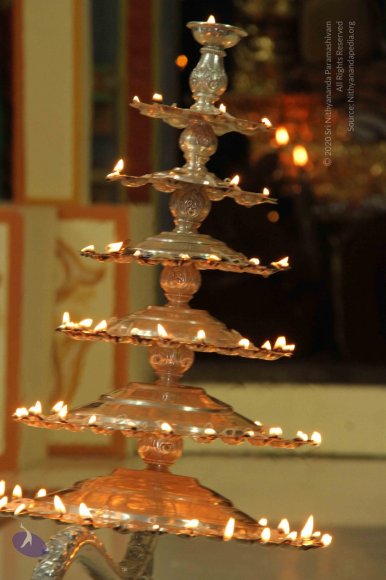 04-Paduka-Puja-Crowd-Individuals_Photo_1043_IMG_4898_CMP_WM