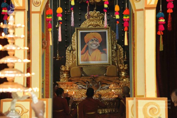 04-Paduka-Puja-Crowd-Individuals_Photo_1044_IMG_4899_CMP_WM