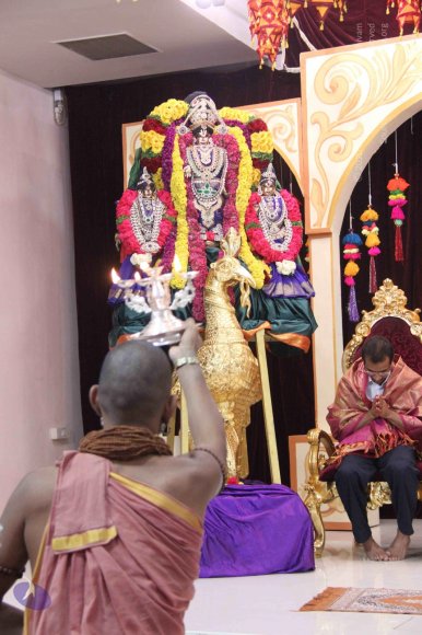 05-Deity-Arati_Photo_1002_IMG_4958_CMP_WM