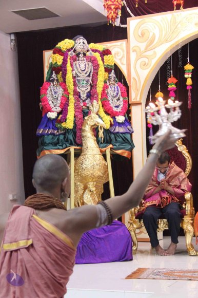 05-Deity-Arati_Photo_1004_IMG_4960_CMP_WM