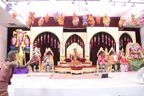 05-Deity-Arati_Photo_1008_IMG_4964_CMP_WM