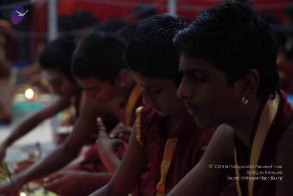 02-Paduka Puja_Photo_1005_IMG_6184_CMP_WM