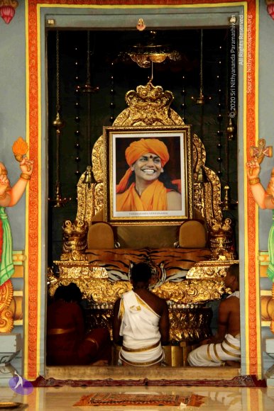 1-Paduka-Puja_Photo_1000_IMG_5875_CMP_WM