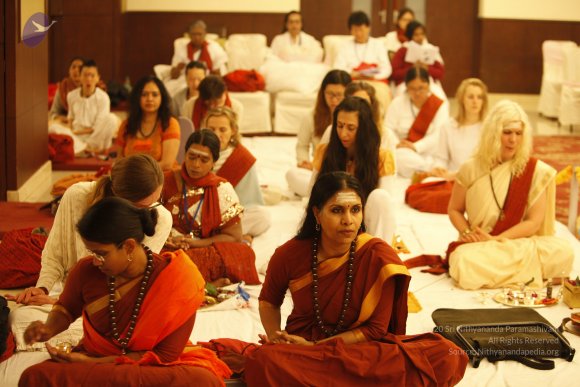 2014-01jan-17th-nithyananda-diary-haridwar-ia_MG_6550-20140117-112314-paduka-puja-by-devotees_CMP_WM