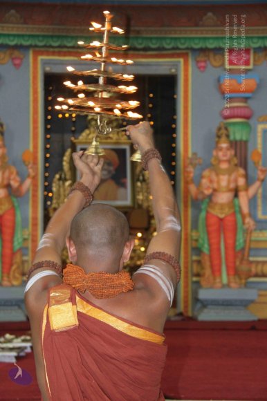 Paduka-Puja_Photo_1004_IMG_4491_CMP_WM