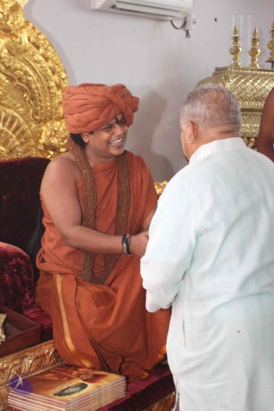 Swamiji-Meets-VIPs_Photo_1002_IMG_1544_CMP_WM