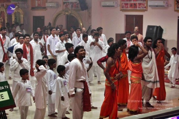 01-Nithya-Satsang_Photo_1041_IMG_6059_CMP_WM