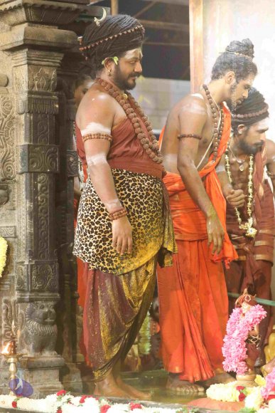 4-Swayumbhu-Linga-Abhisekam_Photo_1083_7T7A9353_CMP_WM