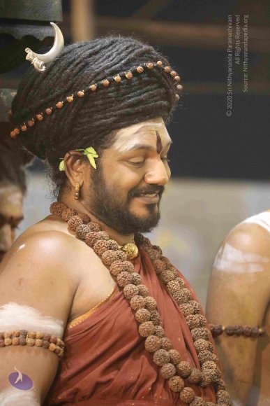 4-Swayumbhu-Linga-Abhisekam_Photo_1084_7T7A9358_CMP_WM