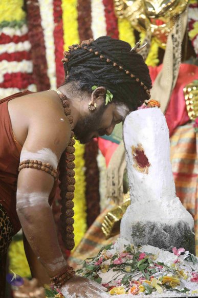 4-Swayumbhu-Linga-Abhisekam_Photo_1123_7T7A9514_CMP_WM