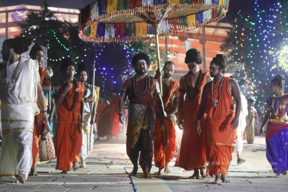 4-Swayumbhu-Linga-Abhisekam_Photo_1135_7T7A9553_CMP_WM