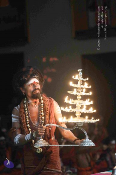 1-Pada –Puja-Satsang_Photo_1009_7T9A0123_CMP_WM