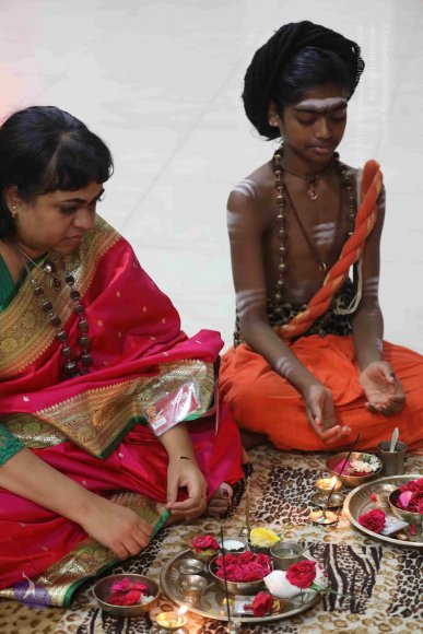 1-Pada –Puja-Satsang_Photo_1008_7T9A0089_CMP_WM