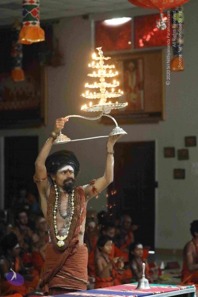 1-Pada –Puja-Satsang_Photo_1010_7T9A0124_CMP_WM