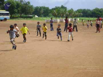 Kids in entustiatic running_CMP_WM